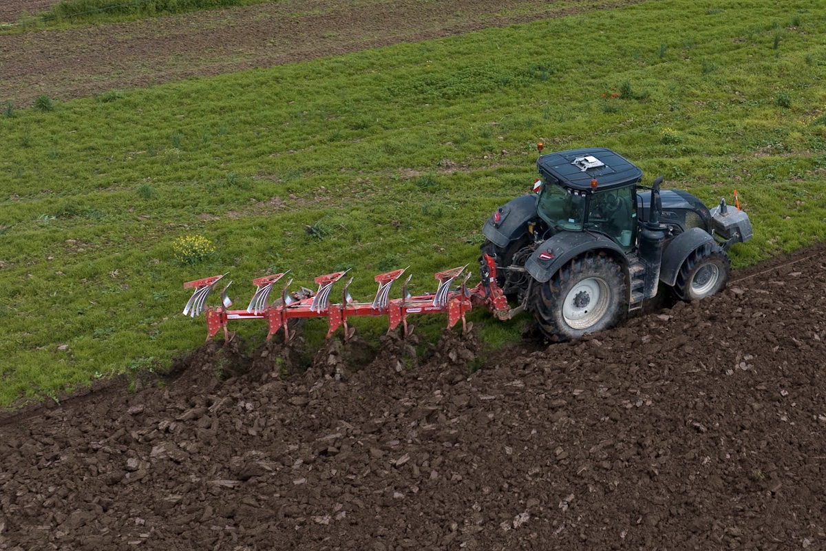 Progettato per l&rsquo;aratura entrosolco, Unico M &egrave; disponibile in configurazione fino a 5 corpi e si adatta a trattori fino a 200 cavalli